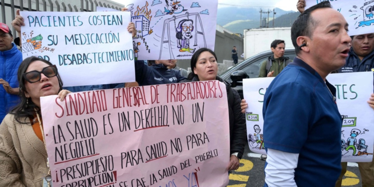Pacientes y médicos protestan por crisis en sistema sanitario de Ecuador