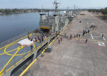 Marina asegura embarcación con 103 bidones de combustible en Michoacán