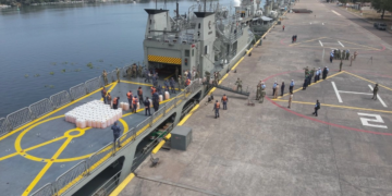 Marina asegura embarcación con 103 bidones de combustible en Michoacán