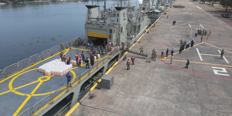 Marina asegura embarcación con 103 bidones de combustible en Michoacán