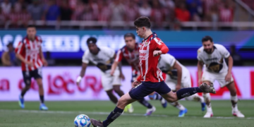 Chivas rescata empate 2-2 con Pumas y se mantiene de líder