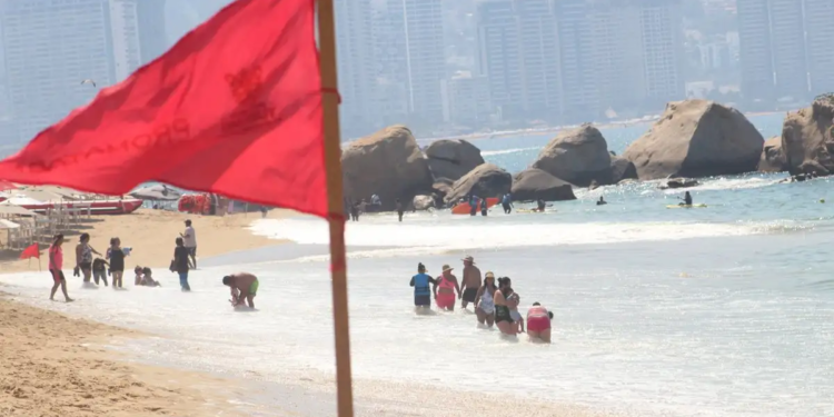 Prevén oleaje elevado en playas de Guerrero por mar de fondo