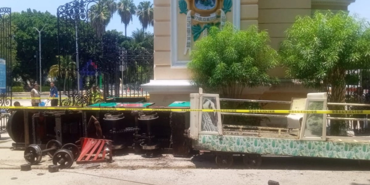 ‘Trenecito’ del parque Centenario vuelca en Mérida; hay tres lesionados