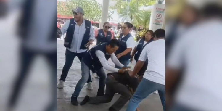 Golpean a migrante que agredió a servidora pública en Tapachula, Chiapas
