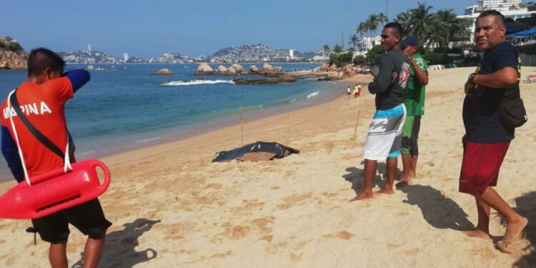 Mueren dos turistas chinos ahogados en playa de Acapulco