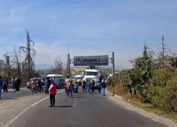 Derrame de gasolina tras choque de pipa provoca bloqueo y alerta sanitaria en Naucalpan