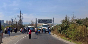 Derrame de gasolina tras choque de pipa provoca bloqueo y alerta sanitaria en Naucalpan