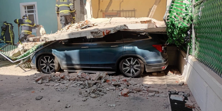 Colapsa casa deshabitada en la colonia Roma; no hay lesionados