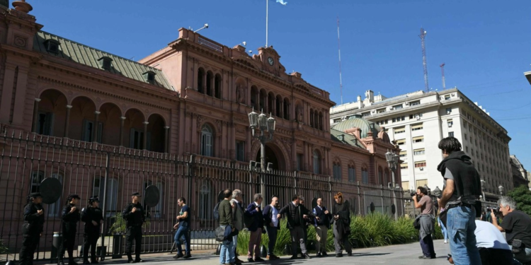 Periodistas argentinos siguen sin acceso a la Casa Rosada tras bloqueo de Milei por supuesto espionaje
