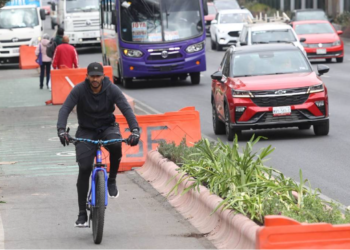 Trabajadoras sexuales rompen cámara de ciclista en la ciclovía de Tlalpan, en CDMX