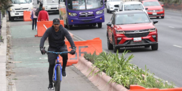 Trabajadoras sexuales rompen cámara de ciclista en la ciclovía de Tlalpan, en CDMX