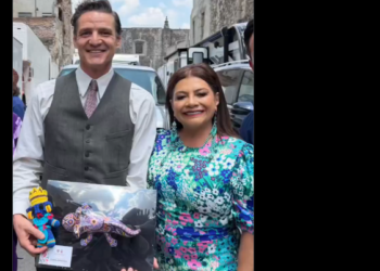 Clara Brugada regala ajolote a Pedro Pascal durante su visita a CDMX por filmación de ‘De noche’