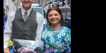 Clara Brugada regala ajolote a Pedro Pascal durante su visita a CDMX por filmación de ‘De noche’