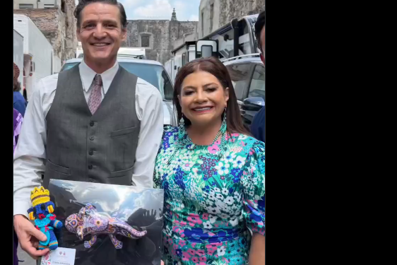 Clara Brugada regala ajolote a Pedro Pascal durante su visita a CDMX por filmación de ‘De noche’