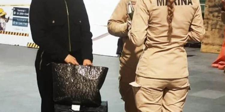 Detienen a colombiana en el AICM, “Transportaba Clorhidrato de Cocaína en botellas de cosméticos”