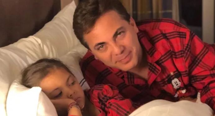 A pesar de la distancia, Cristian Castro apoyó a su hija Rafaela en un momento escolar importante en Colombia