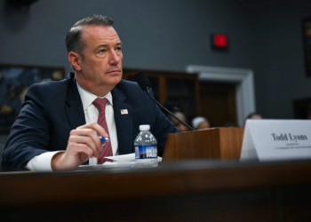 Director interino del ICE renunciará a finales de mayo, anuncia Departamento de Seguridad Nacional