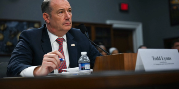 Director interino del ICE renunciará a finales de mayo, anuncia Departamento de Seguridad Nacional