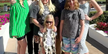 Tori Spelling es hospitalizada tras accidente automovilístico con sus hijos en California