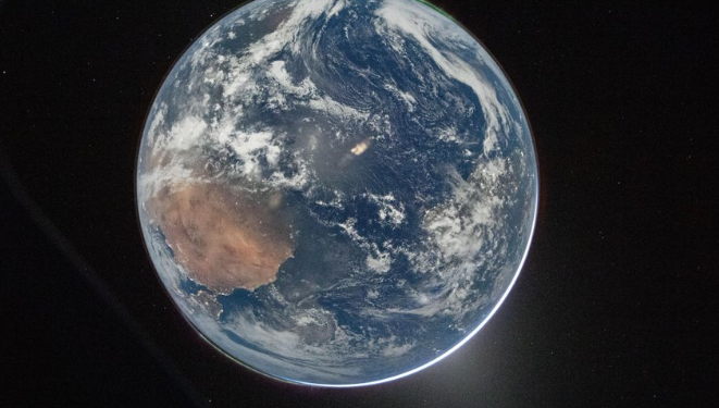 Capta Impresionante Foto de la Tierra Tomada Rumbo a la Luna