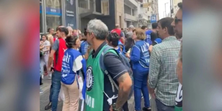 Médicos en Argentina realizan huelga de 72 horas en protesta por recortes salariales