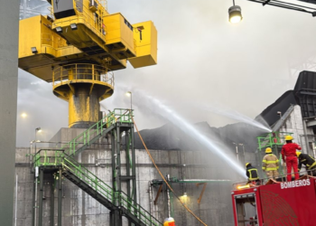 Sofocan incendio en Refinería de Dos Bocas; no se reportan personas lesionadas, informa Pemex