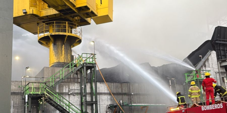 Sofocan incendio en Refinería de Dos Bocas; no se reportan personas lesionadas, informa Pemex