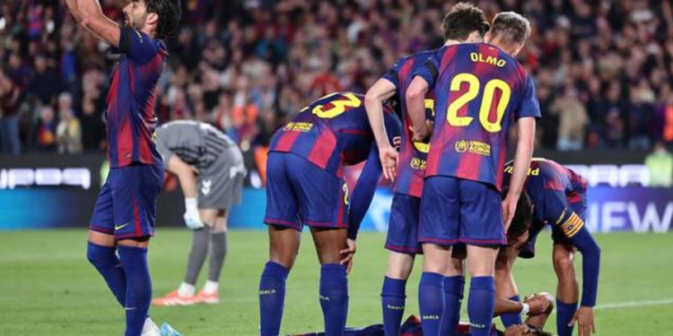 Lamine Yamal marca en la victoria del Barcelona sobre el Celta, pero sale lesionado