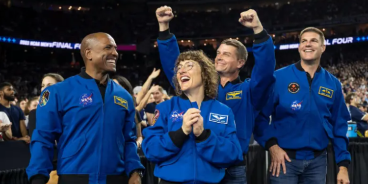 Artemis II: quiénes son los 4 astronautas que viajan a la Luna en la histórica misión de la NASA (y qué artículos personales llevan con ellos)