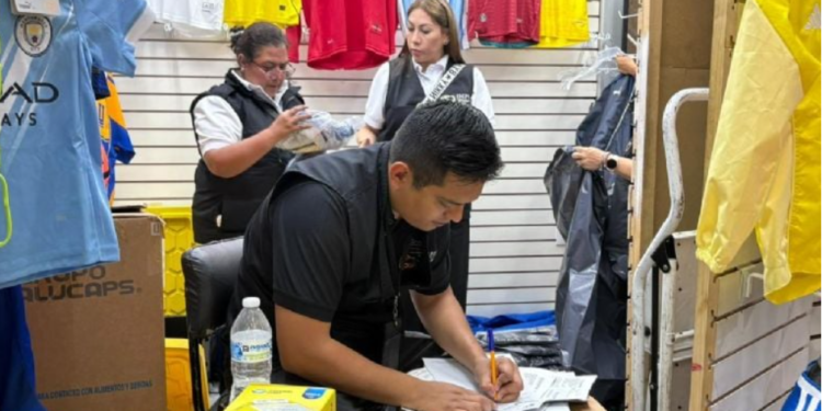 Realizan operativo antipirateria en plaza Olimpia de la CDMX; aseguran artículos falsificados del Mundial 2026