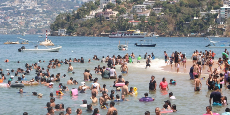 Playas de Acapulco registran lleno total en Sábado de Gloria