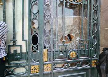 Irrumpen en el Congreso local solicitantes de vivienda; rompen vidrios y agreden a personal