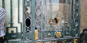 Irrumpen en el Congreso local solicitantes de vivienda; rompen vidrios y agreden a personal