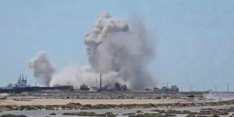 Reportan Ataques a Complejos Siderúrgicos en Irán; Teherán Daña Aeropuerto de Kuwait