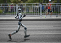 Un robot humanoide chino gana Medio Maratón en Pekín; supera récord mundial humano