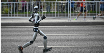 Un robot humanoide chino gana Medio Maratón en Pekín; supera récord mundial humano