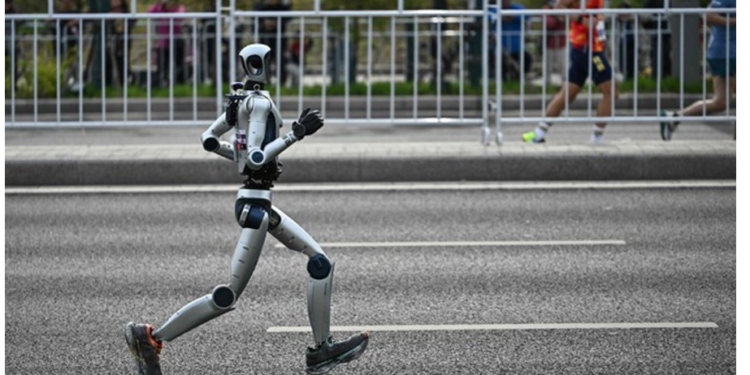 Un robot humanoide chino gana Medio Maratón en Pekín; supera récord mundial humano