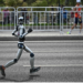 Un robot humanoide chino gana Medio Maratón en Pekín; supera récord mundial humano