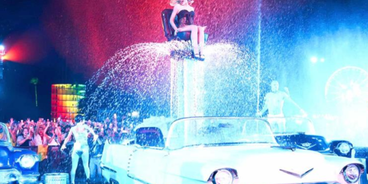 Sabrina Carpenter lleva a Coachella a un viaje nostálgico por Hollywood con su show ‘Sabrinawood’