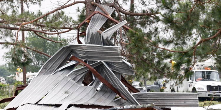 Tornado en el norte de Texas deja dos muertos y 20 familias desplazadas