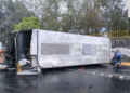 Volcadura de autobús de pasajeros en Xalapa, Veracruz, deja un lesionado