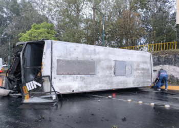 Volcadura de autobús de pasajeros en Xalapa, Veracruz, deja un lesionado