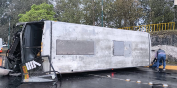 Volcadura de autobús de pasajeros en Xalapa, Veracruz, deja un lesionado