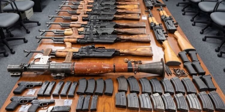 CAE MUJER CON LANZACOHETES Y ARSENAL RUMBO A MÉXICO
