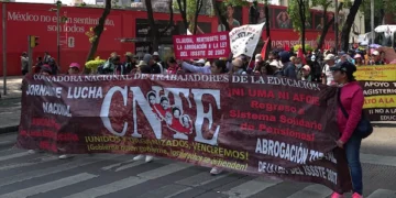 Policías y maestros de la CNTE se enfrentan previo a llegar al Zócalo de CDMX: ¿Qué calles cerraron HOY?