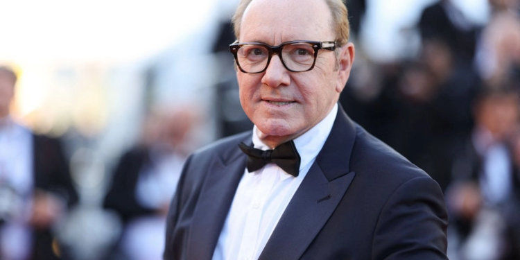 Kevin Spacey aparece en la alfombra roja de Cannes tras librar juicios por agresiones sexuales
