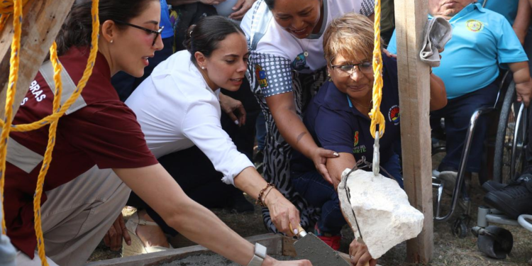 ANA PATY PERALTA COLOCA LA PRIMERA PIEDRA DEL GIMNASIO INCLUSIVO EN EL TORO VALENZUELA