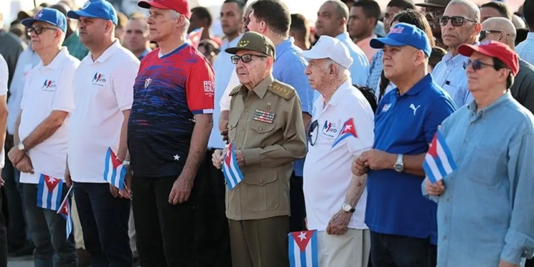 Raúl Castro y Díaz-Canel encabezan desfile del 1 de mayo en “defensa de la patria”