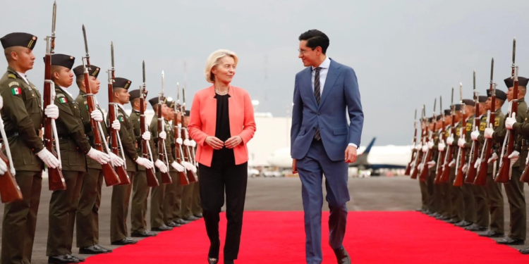 Ursula von der Leyen llega a México para firma de acuerdo con la UE