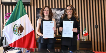 Alessandra Rojo de la Vega recibe a Isabel Días Ayuso tras ponencia en honor a Hernán Cortés